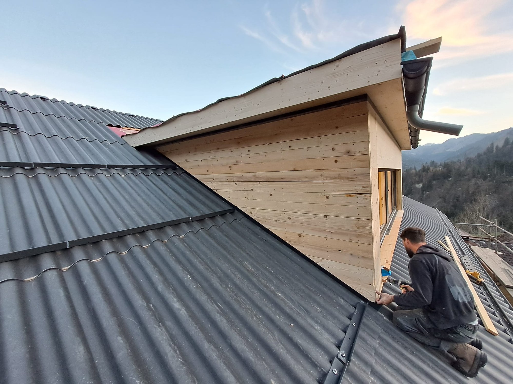 Ivo Berlinger bei der Arbeit an einer Holzgaube